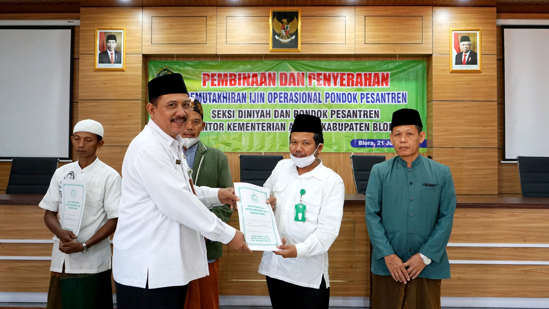 Penyerahan Pemutakhiran Izin Operasional Pondok Pesantren, Kakankemenag Himbau Pengasuh Ponpes Kuasai Teknologi